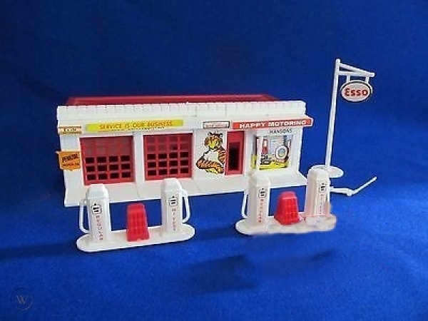 Plasticville Esso-Gas Station Kit "Gas Station" 1955 in original box (5473)